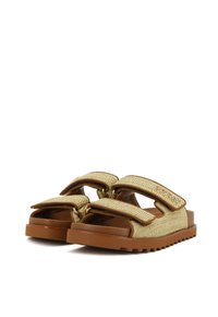 Bruine gevlochten sandalen met twee verstelbare klittenbanden, rubberen zool en textuur met gevlochten details in een open ontwerp.