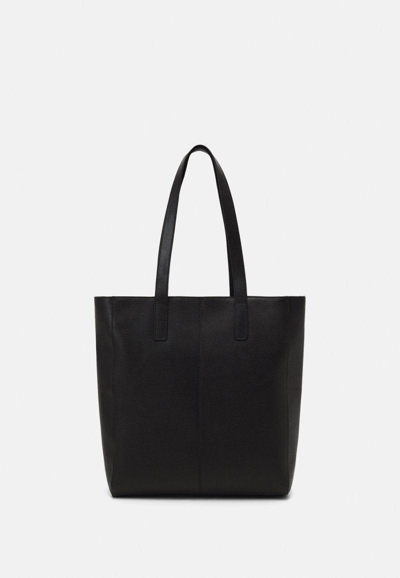 Zwarte leren tote bag met twee lange handvatten, rechthoekige vorm, gestructureerd oppervlak en minimalistisch ontwerp. Geen zichtbare accenten of patronen.
