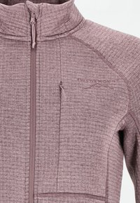Veste en polaire de couleur mauve doux avec un motif de grille texturé, col montant, fermeture éclair intégrale, poche zippée sur le côté et logo sur la poitrine.