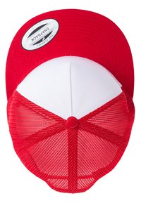 Crvena i bijela snapback kapa s čvrstim bijelim prednjim panelom i crvenom mrežicom straga. Ima okruglu oznaku branda na vrhu.