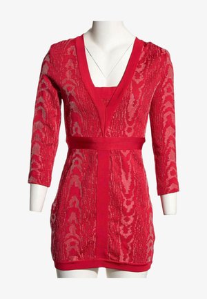 Robe en maille rouge avec manches trois-quarts, motif abstrait texturé, décolleté en V profond et ceinture assortie à la taille.