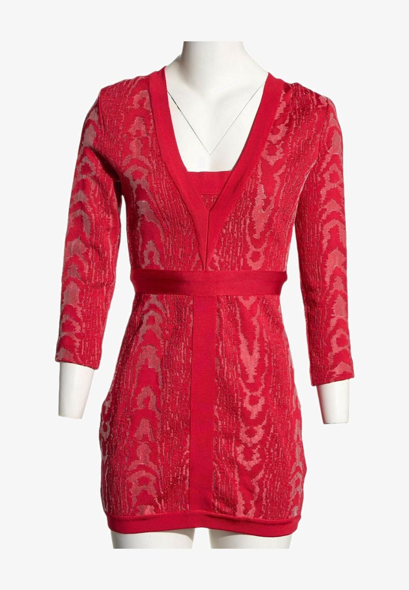 Robe en maille rouge avec manches trois-quarts, motif abstrait texturé, décolleté en V profond et ceinture assortie à la taille.