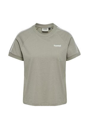 Jasnoszara koszulka z krótkim rękawem i okrągłym dekoltem, z białym paskiem na rękawach oraz małym białym logo "hummel" na lewej piersi.