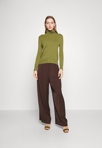pure cashmere TURTLENECK - Camisola - olive