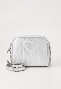 Geantă crossbody din material argintiu, cu un logo metalic branduit, detalii cu lanț, curea detașabilă și un model subtil embosat.