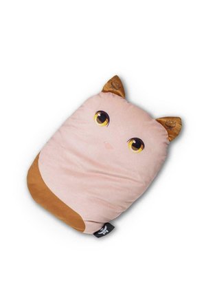 Pehme suorakaiteen muotoinen tyyny, jossa vaaleanpunainen kasvot, suuret keltaiset ja mustat silmät, pieni nenä ja kaksi ruskeaa kissan korvaa yläkulmissa.