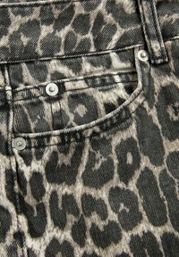 Leopardprint denim met een mix van grijze en zwarte patronen. Inclusief metalen knopen en een voorzakdetail. Materiaal is gestructureerd.