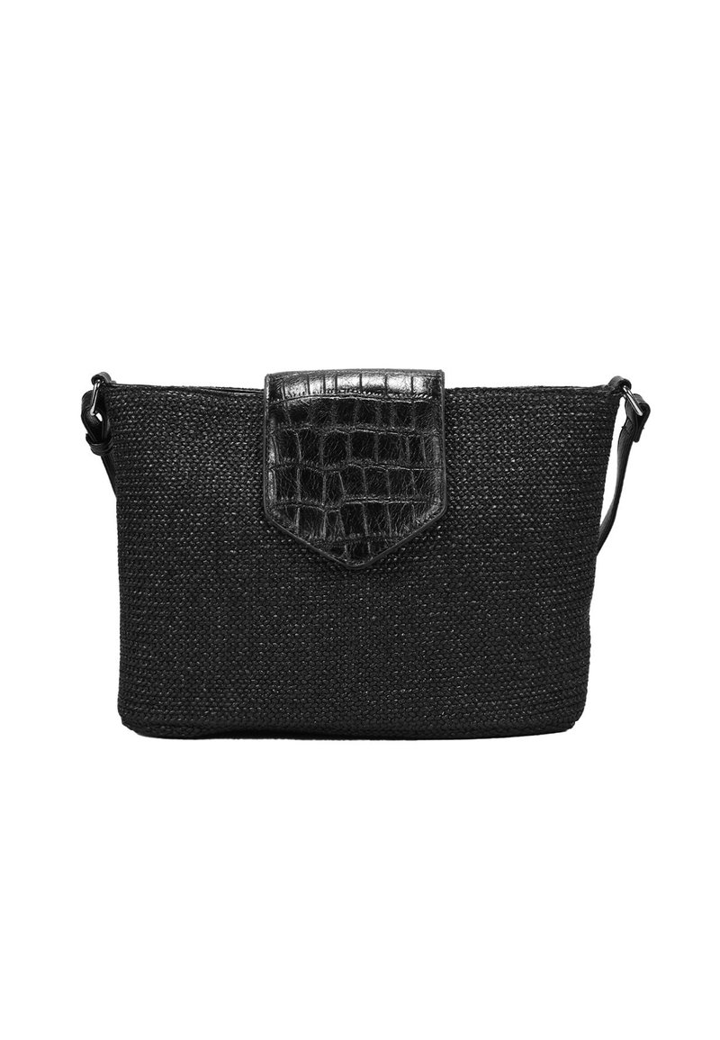 Bolso de hombro tejido negro con un acabado texturizado, que presenta una solapa negra con patrón de cocodrilo suave y una correa ajustable.