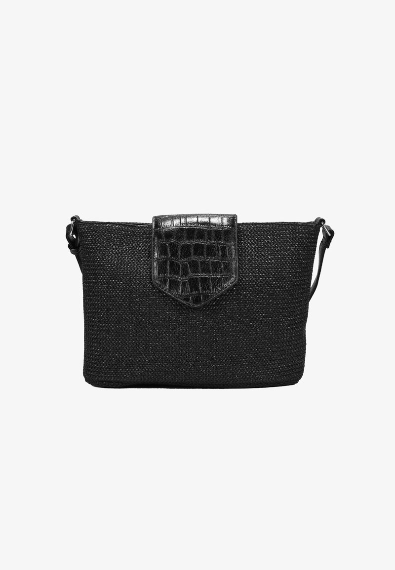 Bolso de hombro tejido negro con un acabado texturizado, que presenta una solapa negra con patrón de cocodrilo suave y una correa ajustable.