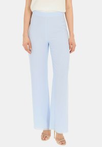 Jasnoniebieskie spodnie o szerokich nogawkach wykonane z miękkiego materiału o gładkiej teksturze. Posiadają dopasowany pas i pełną długość.