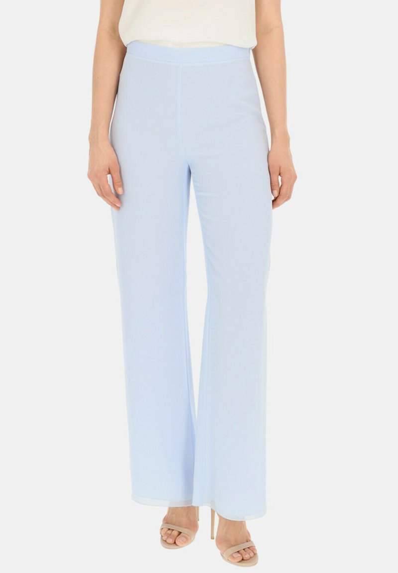 Jasnoniebieskie spodnie o szerokich nogawkach wykonane z miękkiego materiału o gładkiej teksturze. Posiadają dopasowany pas i pełną długość.