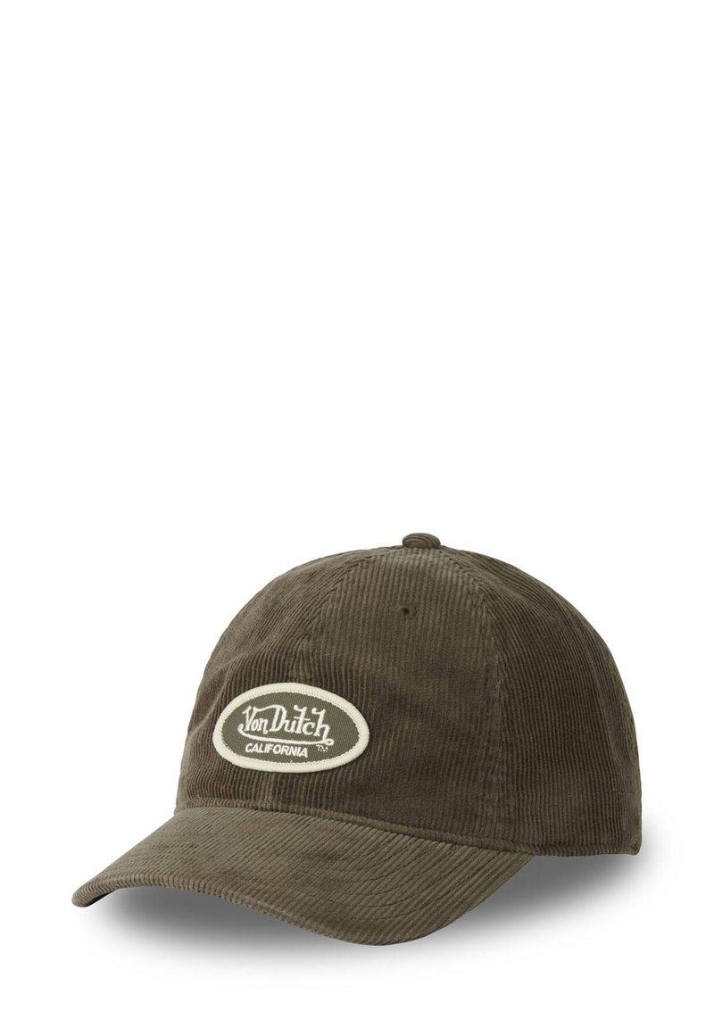 Casquette de baseball en velours côtelé vert avec une visière incurvée, ornée d'un patch ovale blanc avec le texte "Von Dutch California". Style ajusté à l'arrière.