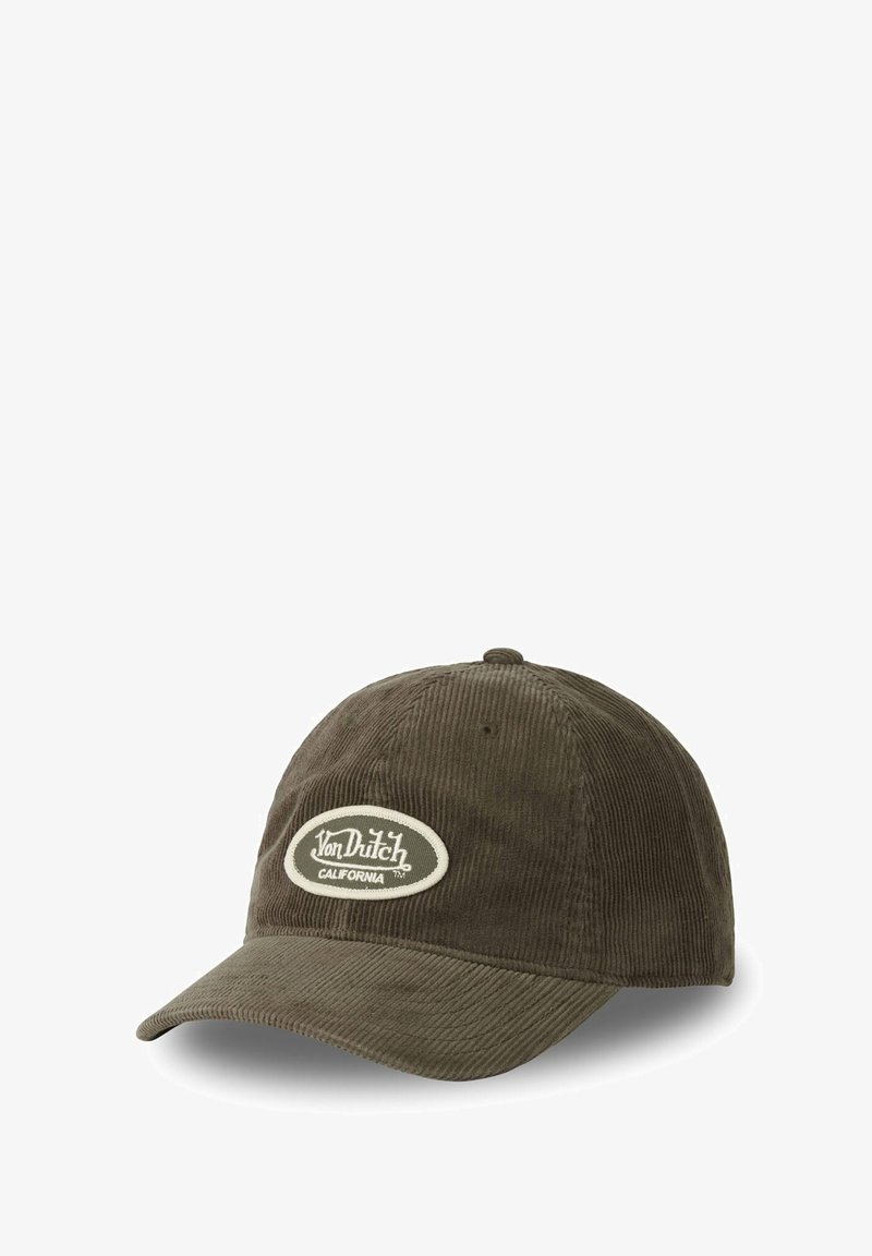 Casquette de baseball en velours côtelé vert avec une visière incurvée, ornée d'un patch ovale blanc avec le texte "Von Dutch California". Style ajusté à l'arrière.