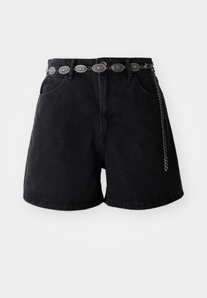 Bermudas de ganga pretas com uma cintura alta, bolsos frontais e um cinto decorativo em prata com acentos ovais. Textura suave.