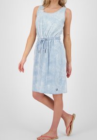 Vaaleansininen hihaton mekko, jossa on trooppinen lehtikuvio, elastinen vyötärö, säädettävä nauha ja pieni sydänlogo helmoissa.