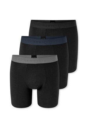 Drei schwarze Herrenboxershorts mit breiten elastischen Bund in Grau, Navy und Schwarz, als versetzter Stapel auf weißem Hintergrund angeordnet.