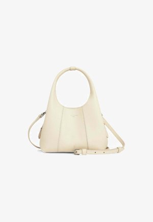 Bolso de cuero crema con un asa redondeada, correa ajustable y textura suave. Presenta un diseño minimalista y detalles sutiles de costura.