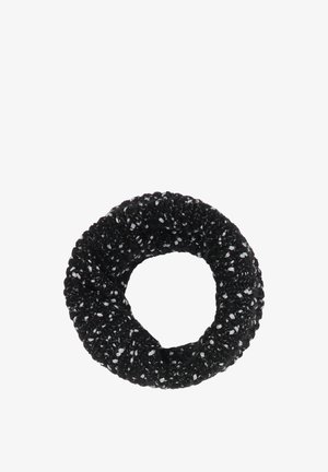 Czarny materiałowy scrunchie do włosów o teksturowanym wykończeniu, z metalicznymi akcentami w odcieniu srebra. O okrągłym kształcie, z miękkiego materiału dla elastyczności.