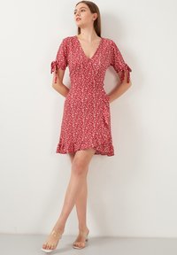 LELA FLORAL V NECK RUFFLE DETAIL MINI  - Denné šaty - red