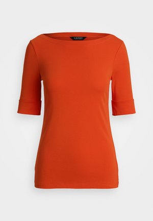 T-shirt aderente arancione con maniche a tre quarti e scollatura ampia. Realizzato in un tessuto liscio con una finitura pulita all'orlo e alle maniche.