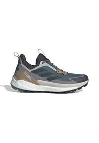 Donkergrijze en bruine Adidas Terrex wandelschoen met witte gedempte zool en zwart profiel, veters met trekbandjes aan hiel en tong.