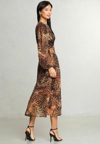 Lipsy PETITE FIT - PRINTED LONG SLEEVE - Dienas kleita - natural
