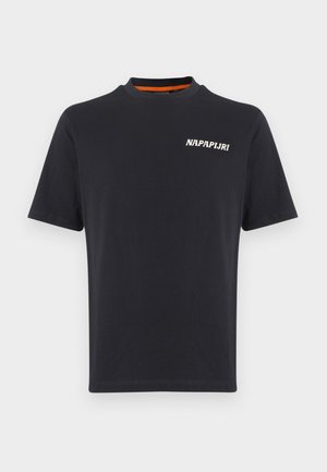 Fekete rövid ujjú póló kis fehér „NAPAPIJRI” logóval a bal mellkason és narancssárga belső gallér díszítéssel.