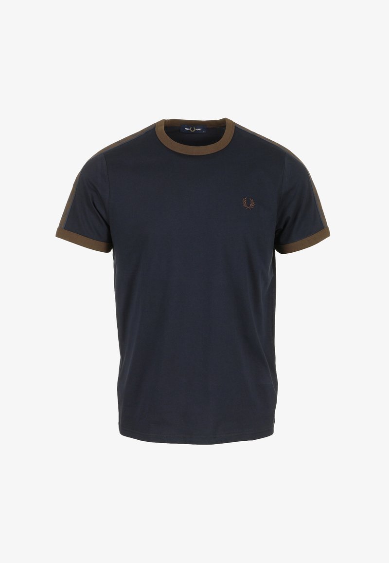 Donkerblauw T-shirt met korte mouwen en een bruine geribbelde kraag en mouwboorden, met een klein geborduurd logo op de borst. Zachte katoenen stof.