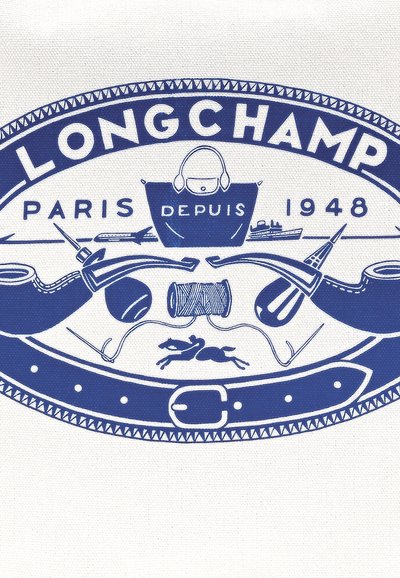 Blaue grafische Darstellung mit einer Tasche im Mittelpunkt, umgeben von verschiedenen Nähwerkzeugen und Symbolen, auf weißem Stoff gedruckt.