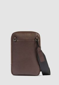 Borsa a tracolla in pelle marrone con forma rettangolare, texture liscia, zip superiore e tracolla nera regolabile. Nessun marchio o motivo visibile.