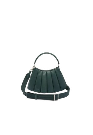 Sac à main en cuir plissé vert foncé avec poignée supérieure et bandoulière réglable sur fond blanc.