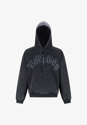 Sudadera de mezclilla gris oscuro con un bolsillo frontal, capucha con cordones y un estampado azul que dice "Ed Hardy" en el pecho. Textura suave y diseño casual.