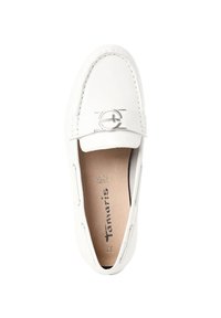 Mocassino in pelle Bianca con accenti in metallo argento, punta rotonda e dettagli cuciti lungo i bordi. Sottopiede color sabbia con logo del marchio.