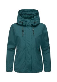 Giacca impermeabile turchese con colletto alto e cappuccio regolabile. Presenta maniche lunghe e tasche laterali con zip. Texture liscia, design leggero.