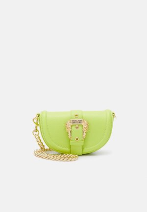 Bolso de piel texturizada verde con forma curva, herrajes dorados, detalle de león y una correa de cadena dorada desmontable. Marca Versace Jeans Couture.