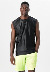 Čierne športové tielko bez rukávov s hladkou, lesklou textúrou. Má okrúhly výstrih a mierne vypchávky na ramenách. Malé logo na hrudi.