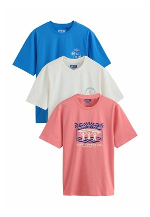 Tre korte ærmede t-shirts med rund hals i blå, hvid og lyserød, hver med en lille grafik og tekst med surfe- eller tropetema på brystet.