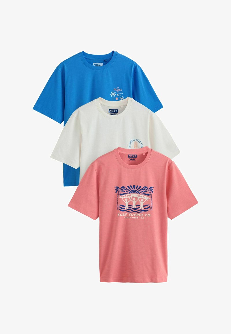Drei kurzärmelige T-Shirts mit Rundhalsausschnitt in Blau, Weiß und Rosa, jeweils mit einer kleinen Surf- oder tropisch inspirierten Grafik und Text auf der Brust.