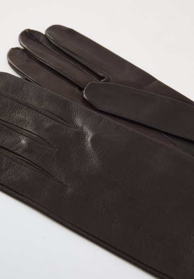 Guantes de cuero marrón con una textura suave y tres secciones ajustadas para los dedos. Presentan un diseño cosido a lo largo de las costuras.