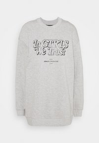 Felpa grigia in misto cotone, con grande stampa nera "In GIRLS We Trust" e logo "ARMANI EXCHANGE" sottostante. Collo tondo, maniche lunghe.