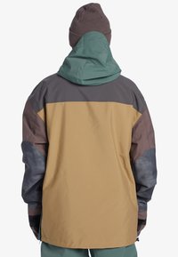 Farbblockierte Jacke in Tan, Grün, Grau und Braun. Verfügt über eine Kapuze und elastische Ärmelbündchen. Hergestellt aus wetterbeständigem Material. Strukturierte Akzente.