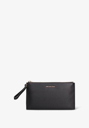 Zwarte leren clutch met een gestructureerde afwerking, ritssluiting en een polsbandje. Gouden logo-accent vlakbij de bovenkant. Compacte rechthoekige vorm.