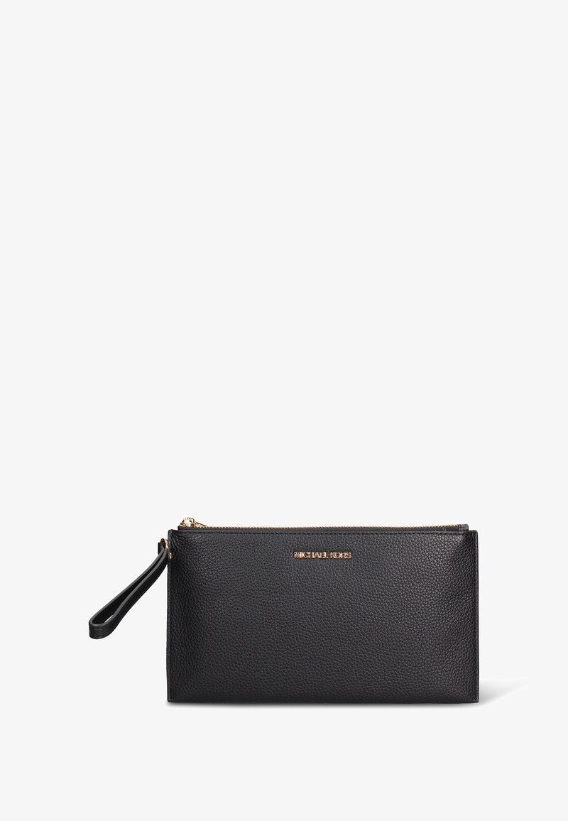 Zwarte leren clutch met een gestructureerde afwerking, ritssluiting en een polsbandje. Gouden logo-accent vlakbij de bovenkant. Compacte rechthoekige vorm.