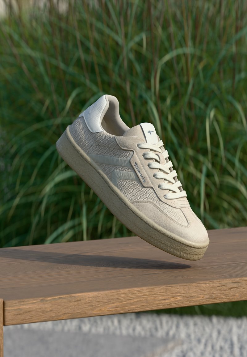 Hellbeiger Sneaker mit strukturiertem Veloursleder-Obermaterial, klassischem Schnürdesign und Gummisohle mit strukturiertem Profil für guten Halt.