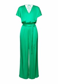 Jumpsuit verde fluido con mangas cortas, escote en V y cinturón atado en la cintura. Presenta piernas anchas y una textura de tela suave y brillante.
