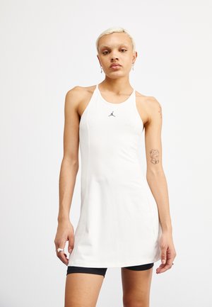 Witte mouwloze jurk met een racerback ontwerp, voorzien van een zwart Jumpman-logo op de borst en een gladde, aangesloten textuur.