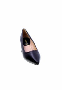 Scarpa nera in pelle con tacco alto, punta affilata, texture liscia e rivestimento interno color nude. Presenta un logo sottile sulla soletta.