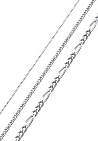 Trei lanțuri din metal argintiu cu designuri diferite: un lanț subțire și neted, un lanț din zale rotunde de lățime medie și un lanț mai gros din zale ovale alungite.