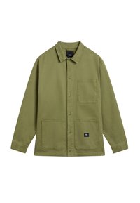 Camicia verde oliva con bottoni, realizzata in cotone, con due tasche frontali, colletto classico e etichetta del marchio sulla tasca destra inferiore.