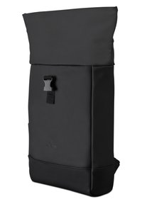 Rucsac roșu, cu prindere rola, fabricat dintr-un material neted și impermeabil; dispune de o închidere cu cataramă pe față și un design minimalistic, elegant.